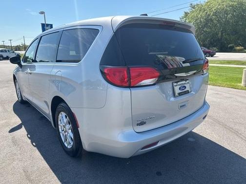 2022 Chrysler Voyager LX