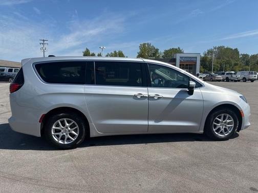 2022 Chrysler Voyager LX