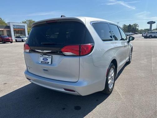 2022 Chrysler Voyager LX
