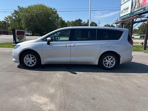 2022 Chrysler Voyager LX