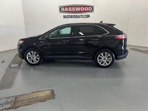 Black 2022 Ford Edge Titanium