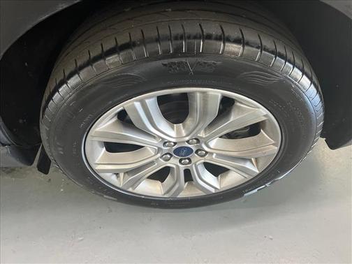 Black 2022 Ford Edge Titanium