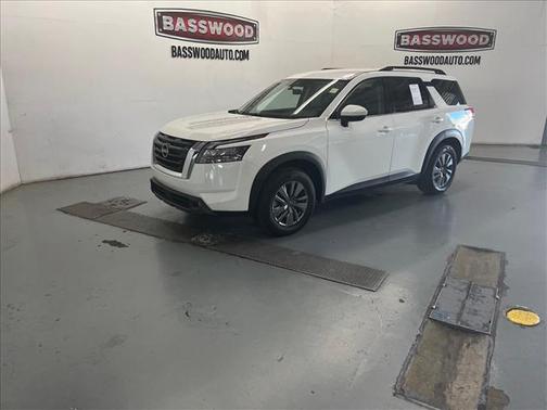 Glacier White 2024 Nissan Pathfinder SV