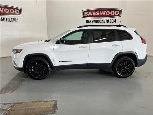 White 2023 Jeep Cherokee Altitude Lux