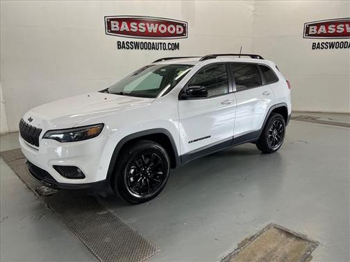 White 2023 Jeep Cherokee Altitude Lux