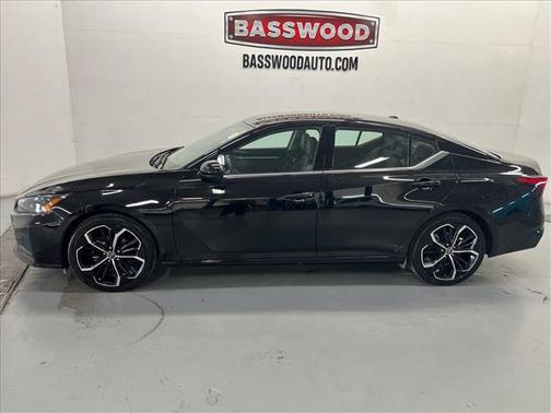 Black 2024 Nissan Altima 2.5 SR