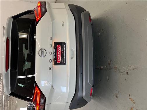 White 2022 Nissan Rogue SV