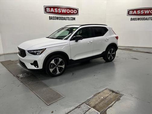2023 Volvo XC40 B4 Ultimate Dark Theme