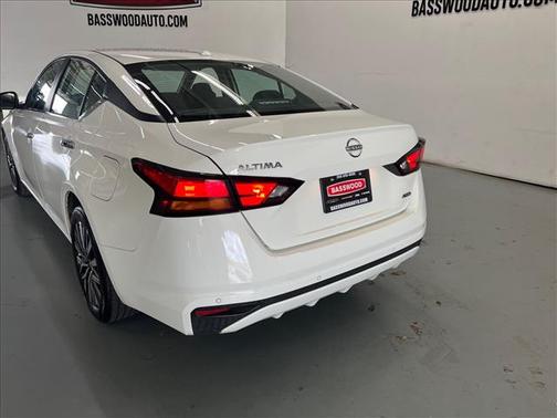 Glacier White 2025 Nissan Altima SV