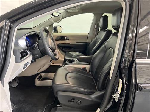 2023 Chrysler Pacifica Touring-L