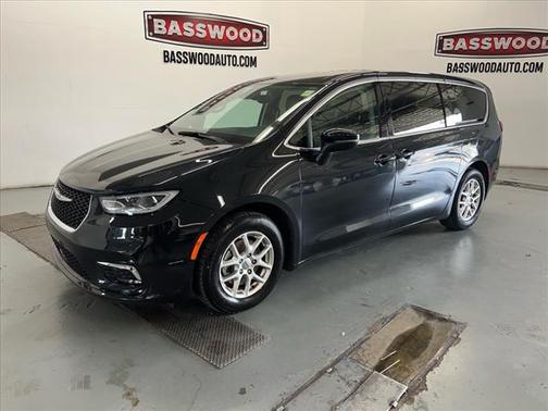 2023 Chrysler Pacifica Touring-L