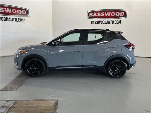 2 Tone Gray / Black Roof 2022 Nissan Kicks SR