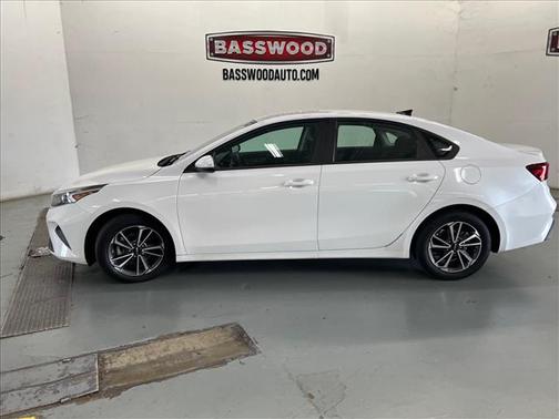 White 2023 Kia Forte LXS
