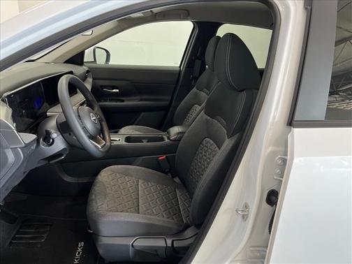 Aspen White Tri 2025 Nissan Kicks SV