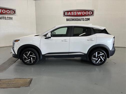 Aspen White Tri 2025 Nissan Kicks SV