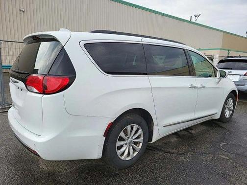 White 2017 Chrysler Pacifica Touring-L