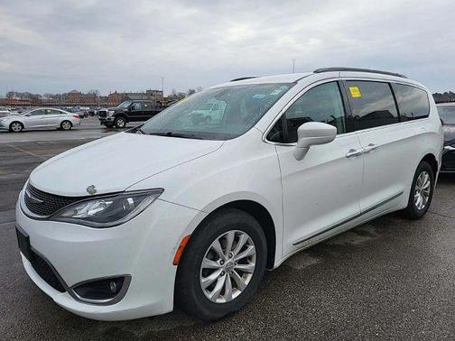 White 2017 Chrysler Pacifica Touring-L
