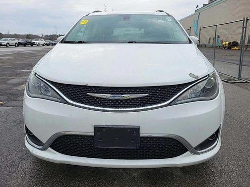 White 2017 Chrysler Pacifica Touring-L