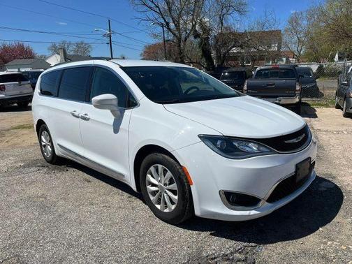 White 2017 Chrysler Pacifica Touring-L