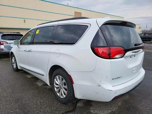 White 2017 Chrysler Pacifica Touring-L