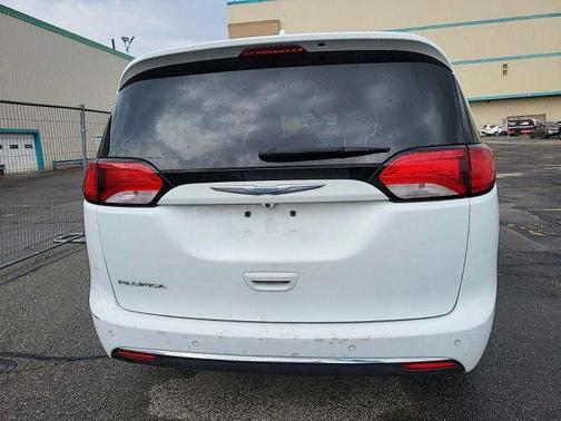 White 2017 Chrysler Pacifica Touring-L