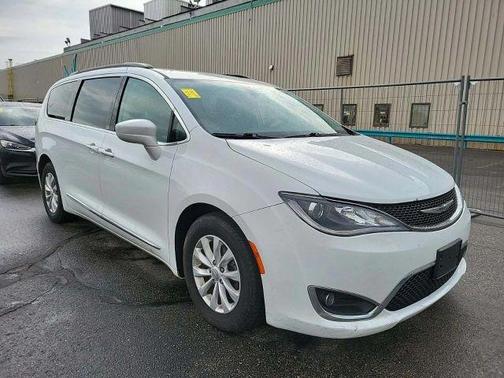 White 2017 Chrysler Pacifica Touring-L
