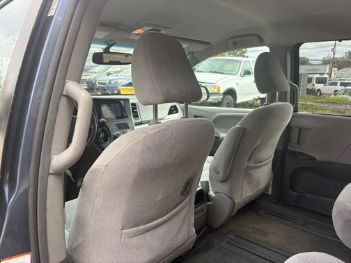 2016 Toyota Sienna LE