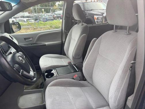 2016 Toyota Sienna LE