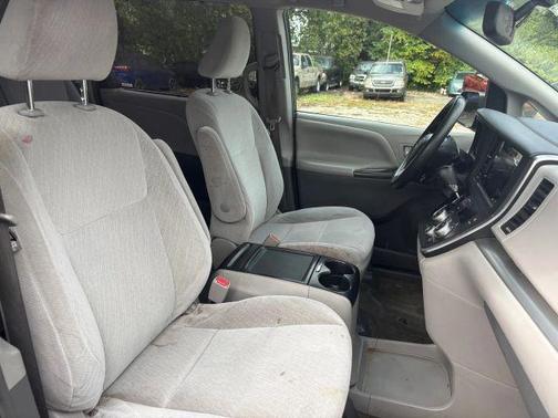 2016 Toyota Sienna LE