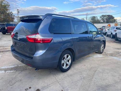 2016 Toyota Sienna LE