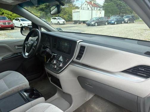 2016 Toyota Sienna LE