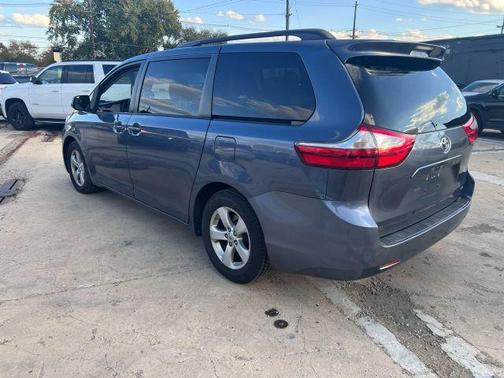 2016 Toyota Sienna LE