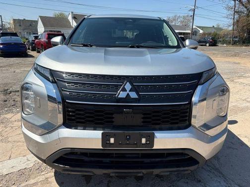 Silver 2022 Mitsubishi Outlander ES