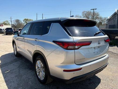 Silver 2022 Mitsubishi Outlander ES
