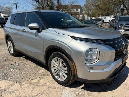 Silver 2022 Mitsubishi Outlander ES