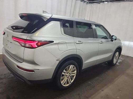 Silver 2022 Mitsubishi Outlander ES
