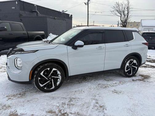 2022 Mitsubishi Outlander ES