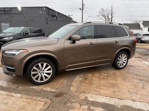 2016 Volvo XC90 T6 Momentum