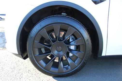 2022 Tesla Model Y Long Range Dual Motor All-Wheel Drive