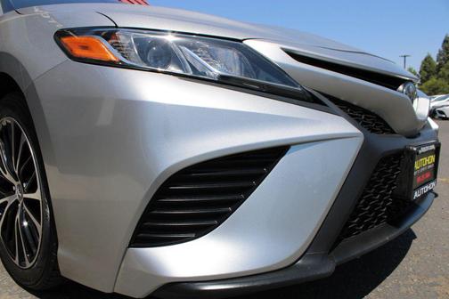 Celestial Silver Metallic 2018 Toyota Camry SE