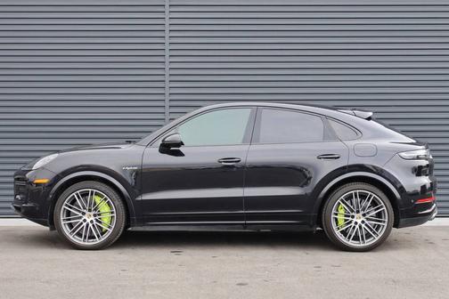 Jet Black Metallic 2022 Porsche Cayenne