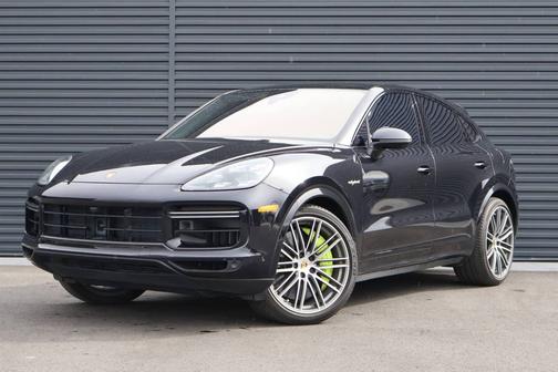 Jet Black Metallic 2022 Porsche Cayenne