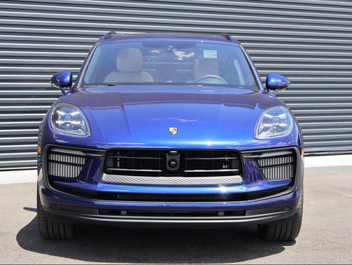 Gentian Blue Metallic 2026 Porsche Macan Macan