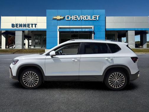 Pure White 2025 Volkswagen Taos 1.5T SE