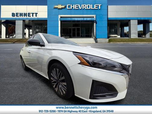 Glacier White 2025 Nissan Altima SV