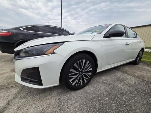Glacier White 2025 Nissan Altima SV