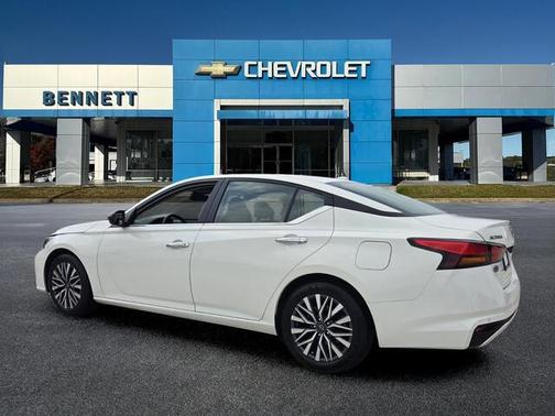 Glacier White 2025 Nissan Altima SV