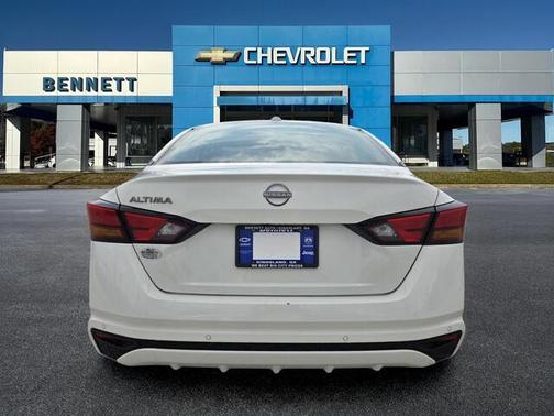 Glacier White 2025 Nissan Altima SV