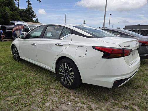 Glacier White 2025 Nissan Altima SV