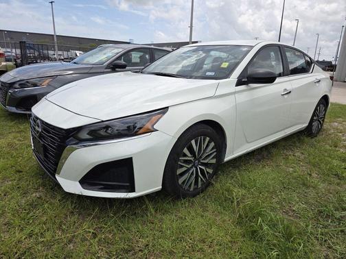 Glacier White 2025 Nissan Altima SV